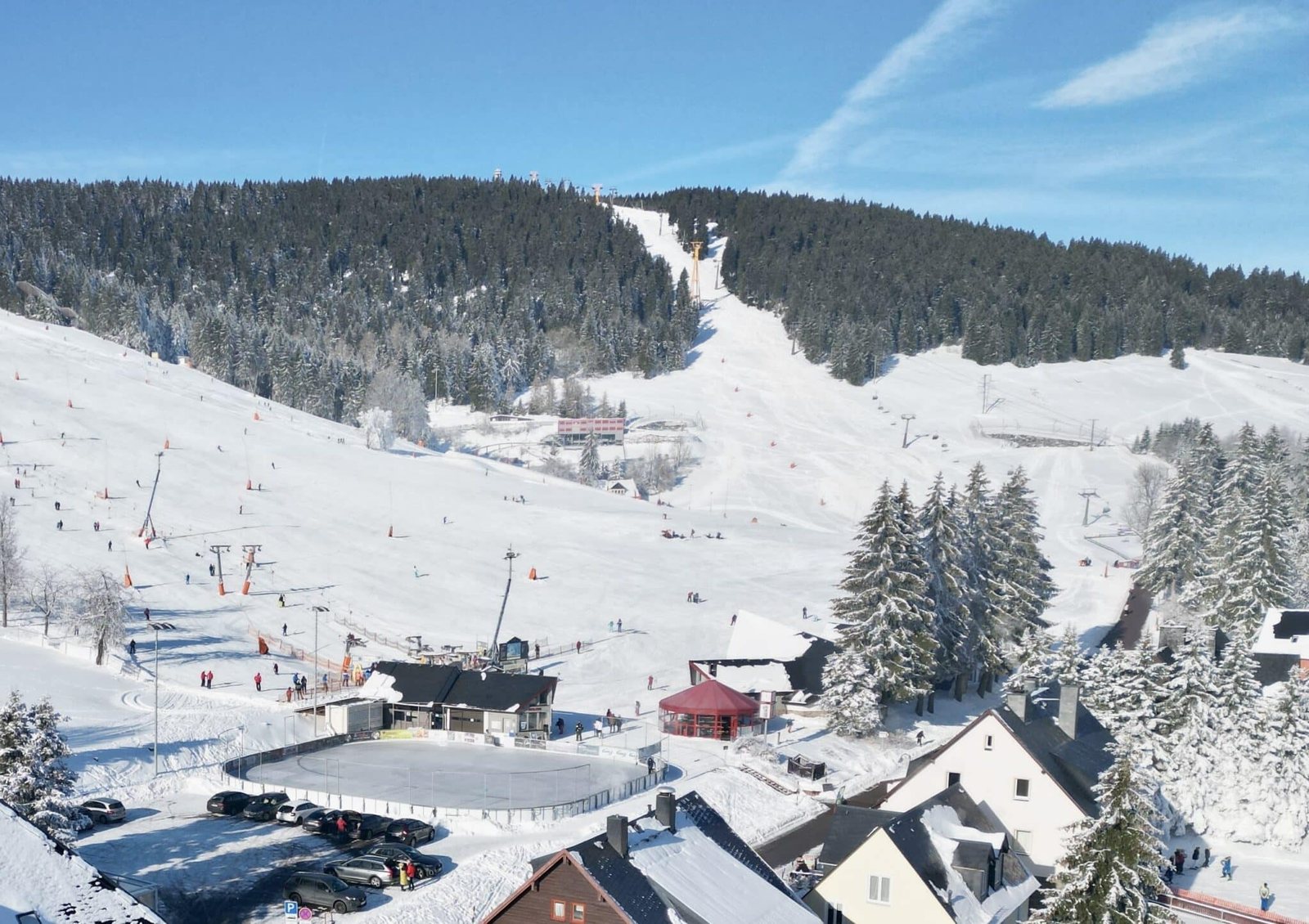Blick über das Skigebiet am Fichtelberg in Oberwiesenthal — das Starthaus liegt unten am Hang