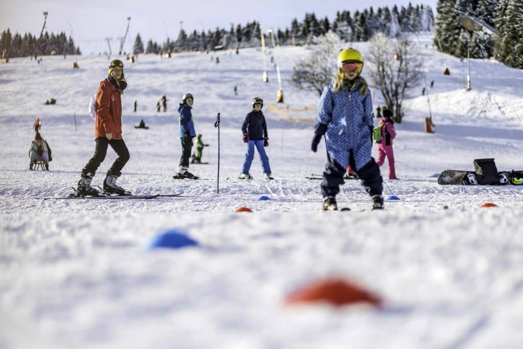 Skischule am Fichtelberg - Lerne Ski und Snowboard im eigenen Übungsgelände mit Lift und Zauberteppich und auf der Piste.